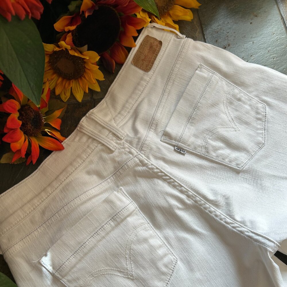 Levi’s Classic Denim Jean Shorts in White, Size 8 (NEW) - Picture 4 of 16